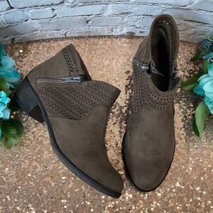 AMERICAN
RAG Abby Taupe Ankle Booties 6M